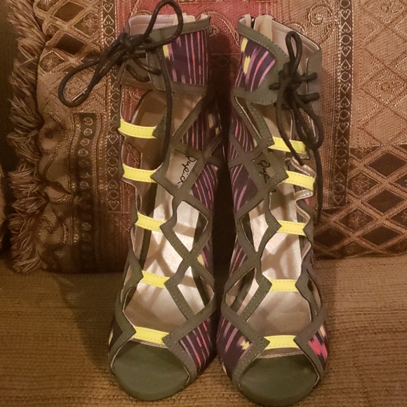 Heels - Picture 1 of 3